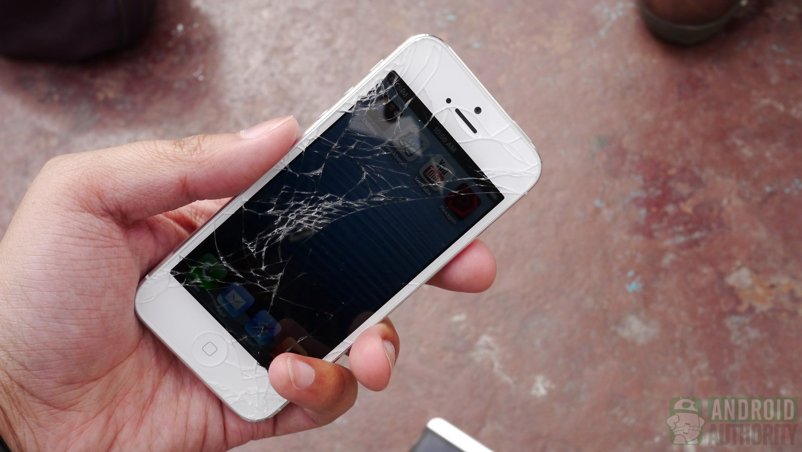 Какой телефон не разбивается. Разбитый айфон 5. Iphone 5s разбитый. Разбитые айфоны. Iphone 5 разбитый.
